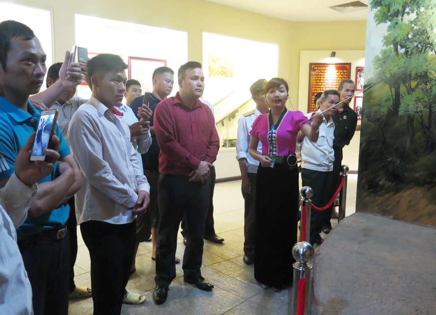 遊客參觀奠邊大捷歷史博物館。