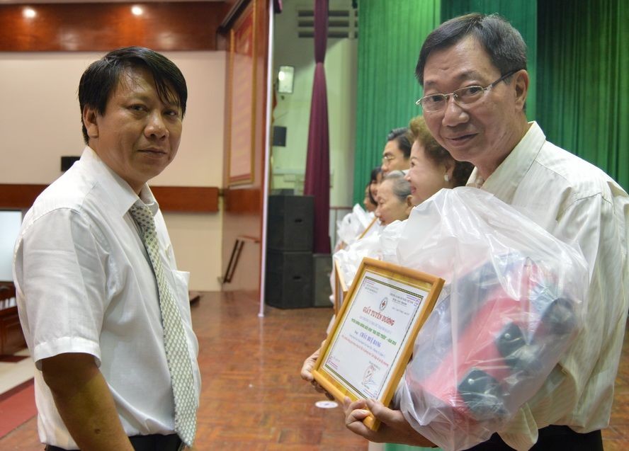 潘清團主席贈送表揚書與禮物給周華邦。