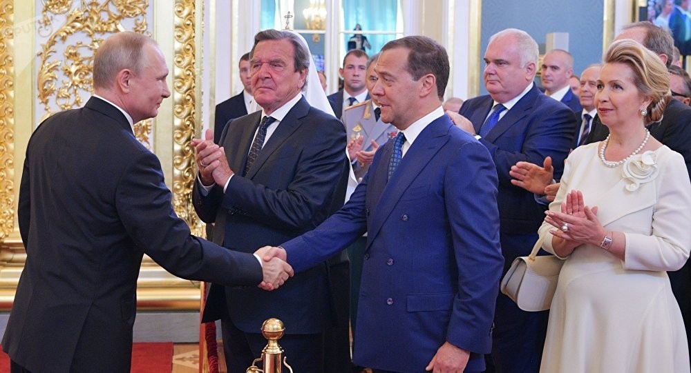 普京（左）提名梅德韋傑夫出任俄新政府總理。（圖源：Getty Images）