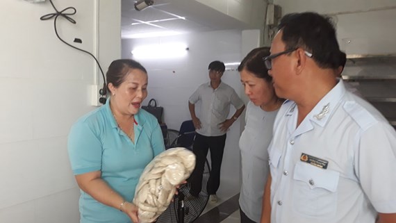 跨部門檢查團在賢慶肉團貿易生產有限責任公司進行檢查肉團產品。