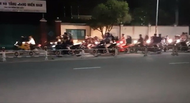 近百名青年凌晨賽車。（圖源：視頻截圖）