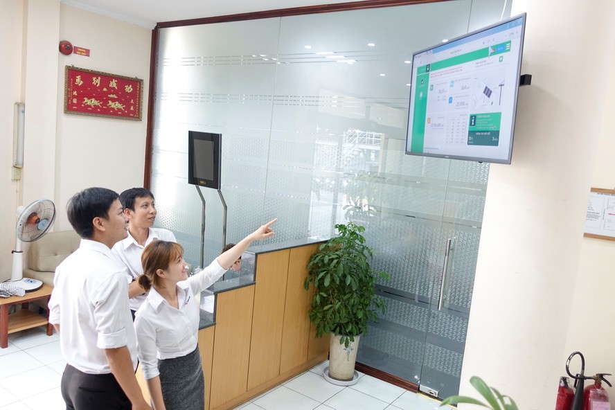 天龍集團員工通過屏幕跟進太陽能發電的數據。