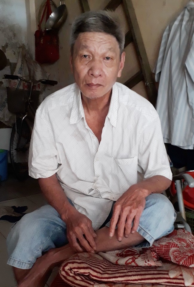 文明整天只呆在出租房裡。