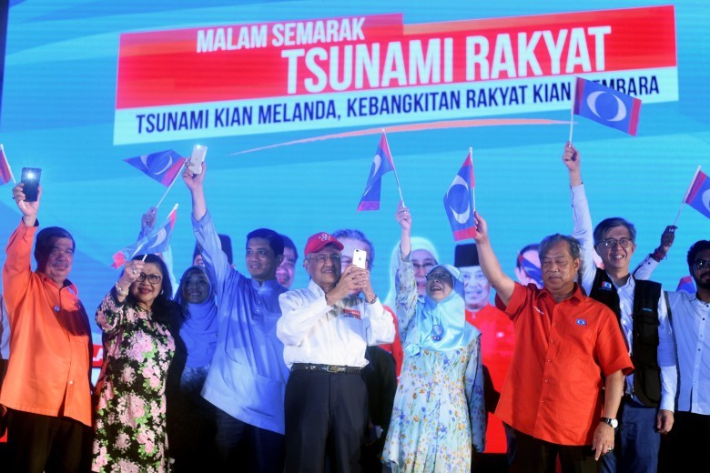高齡前總理馬哈蒂爾（中）出席競選大會。（圖源：AFP）