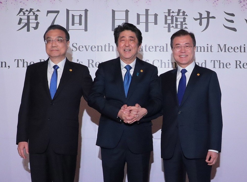 日本首相安倍晉三9日上午在日本東京迎賓館與中國國務院總理李克強和韓國總統文在寅舉行會談，3方就攜手合作以實現朝鮮完全無核化達成一致。（圖源：歐新社）