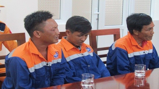 夜間遇險的３名漁民獲救並安全送達上岸。（圖源：鄧飛）