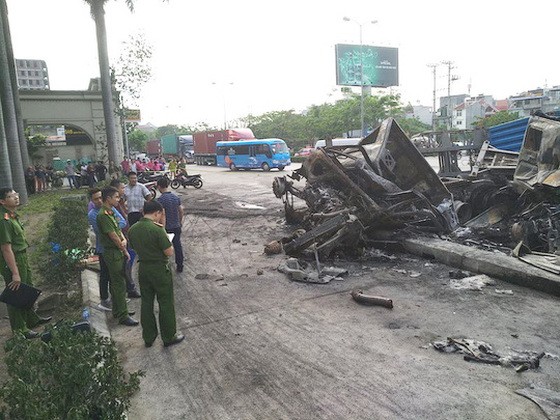 火勢熄滅後的兩輛集裝箱車相撞並燃燒現場。（圖源：仲德）