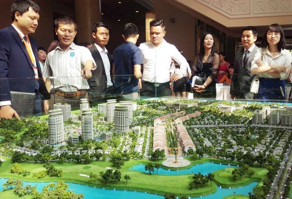 民眾觀看本市某公寓配景圖。