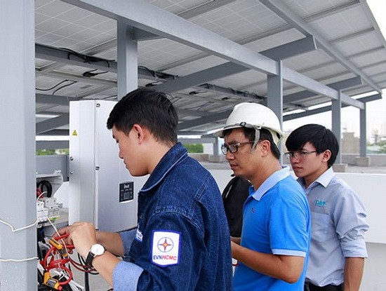 本市電力總公司在第九郡為用戶安裝雙向電錶。