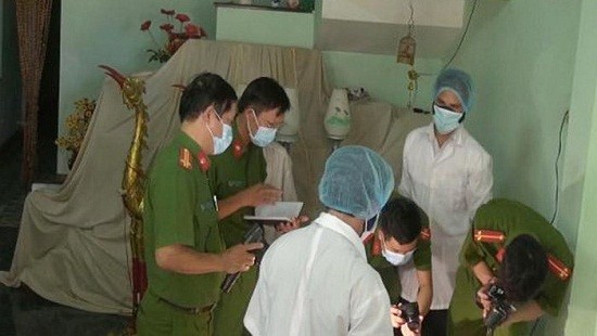 刑警與法醫勘察命案現場。（圖源：玉瓊）