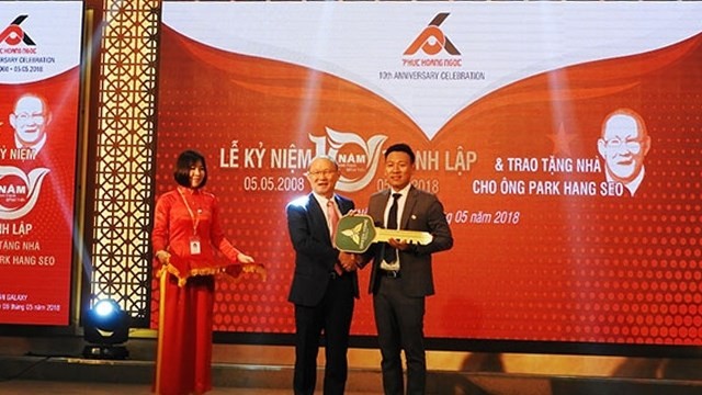 福皇玉公司代表給朴恒緒主教練贈送商品房的鑰匙。