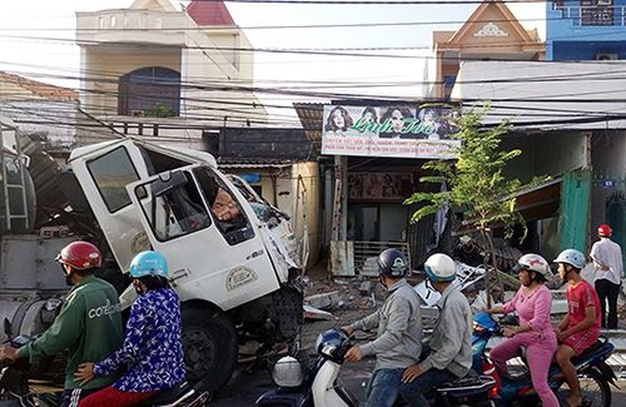 兩集裝箱車在海防市相撞 ảnh 1