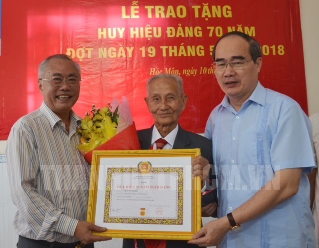 市委書記阮善仁向黎文毅同志頒授70年黨齡紀念章。（圖源：市黨部新聞網）