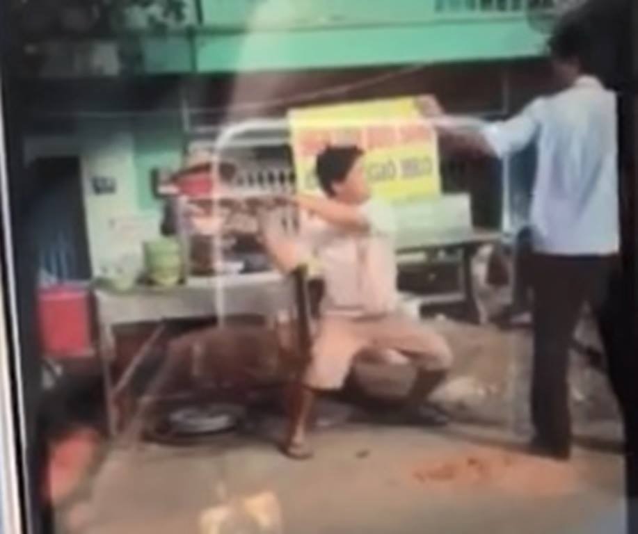 阮國突然拿著斧頭跑出來向阮光榮組長砍去。