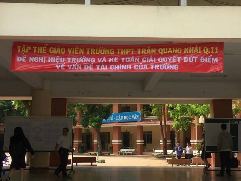 該校的多名教師在校園內懸掛的橫幅，要求校方把財務公諸於眾。（圖源：PLO）