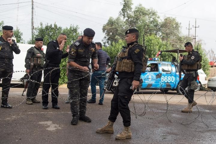 5月12日，在伊拉克首都巴格達，安全人員在一處投票站外佈置鐵絲網。（圖源：新華網）