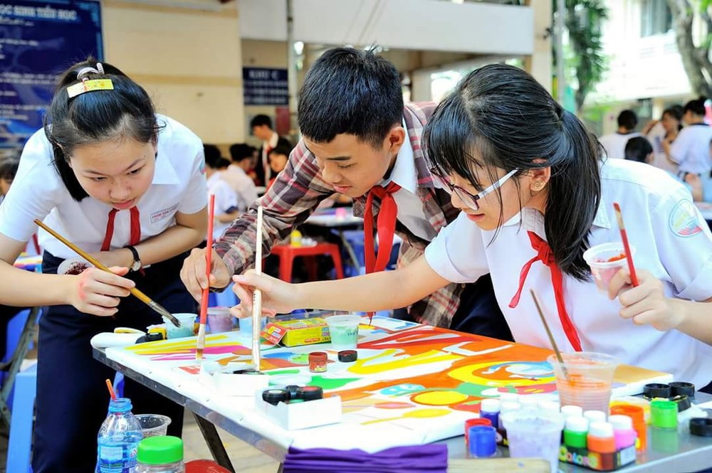 入圍總決賽的少兒在繪畫。