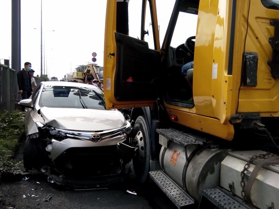 該起交通事故現場，汽車與集裝箱車“頭對頭”黏在一起。（圖源：互聯網）