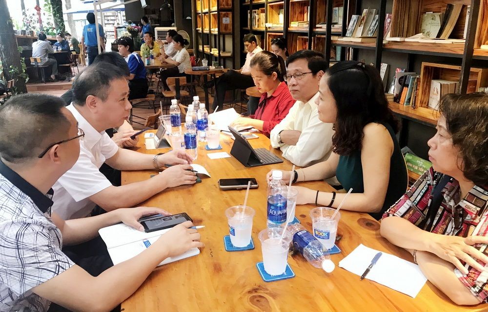 黎煌副主席(右三)與申顯楊總經理(左二)正在交談。