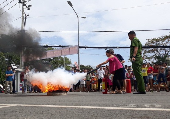 鈴忠公寓居民進行滅火練習。（圖源：黃祿）