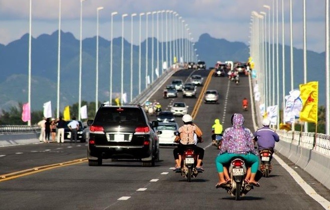 各種交通工具川流不息來回駛過新宇橋。（圖源：互聯網）