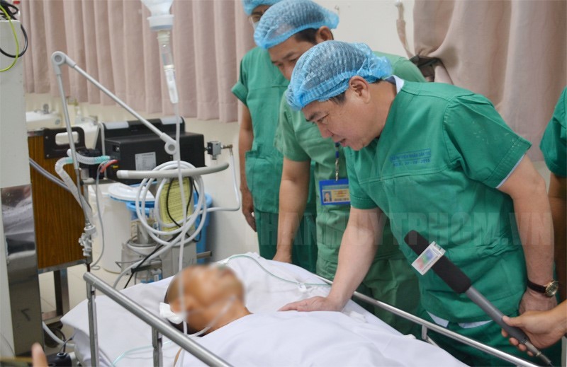 市領導前往醫院探望受傷“俠士”。（圖源：市黨部新聞網）