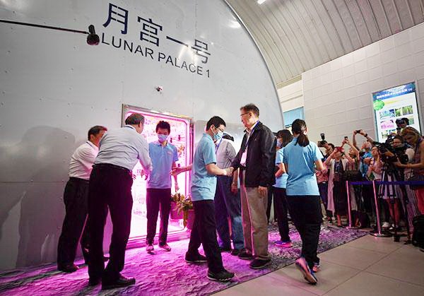 志願者從“月宮一號”裏走出來。（圖源：視覺中國）