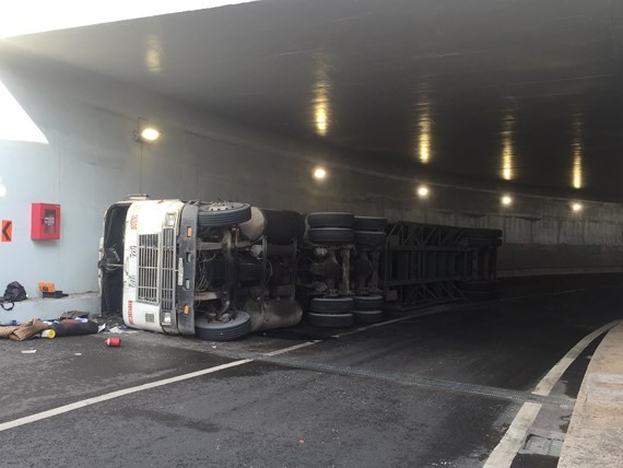 集裝箱車在美水下穿道出口處側翻事故現場。（圖源：志福）