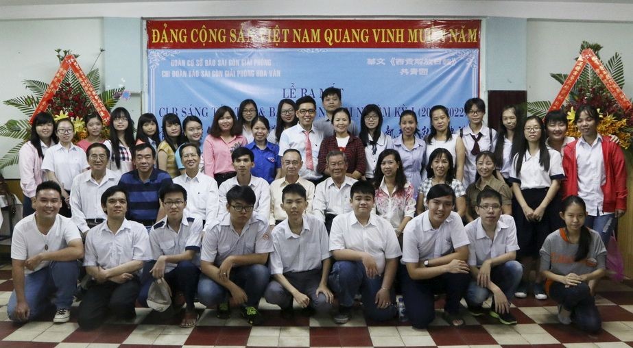 青年創作俱樂部成立儀式師生合照。