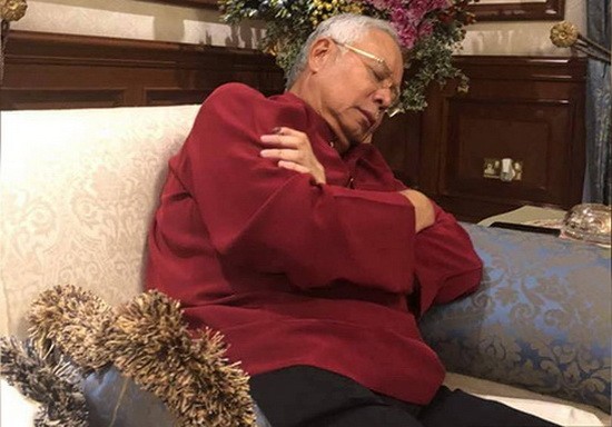 大馬前總理納吉佈在沙發上睡覺。（圖源：互聯網）