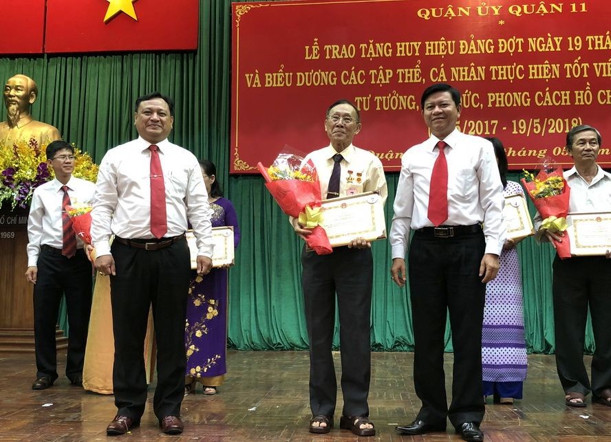 華人幹部王沛川獲得“學習胡志明主席道德榜樣”模範獎。