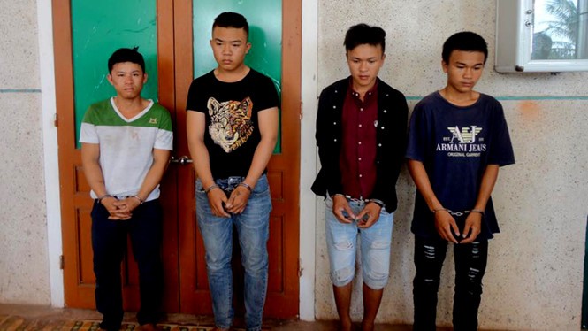 當場被捉獲並押送至公安派出所的4名劫財嫌犯。（圖源：新奇）