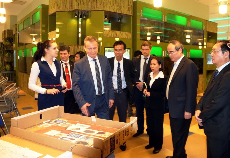 市委書記阮善仁參觀Vodokanal的資訊與教育中心。（圖源：越通社）