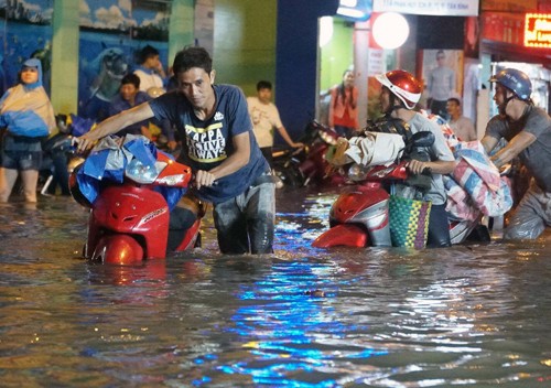 新平郡潘輝益街昨晚大雨後成澤國。（圖源：山和）