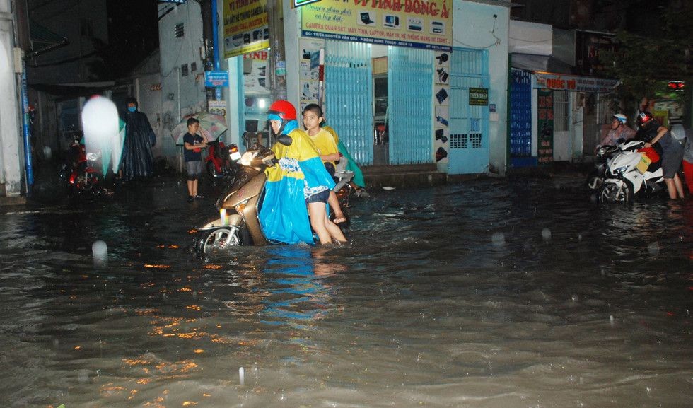 第十二郡人委會建議興建抽水站結合地下蓄水池以解決街道浸水情況。圖為第十二郡阮文過街每每強降雨都遭嚴重受淹。（圖源：安輝）