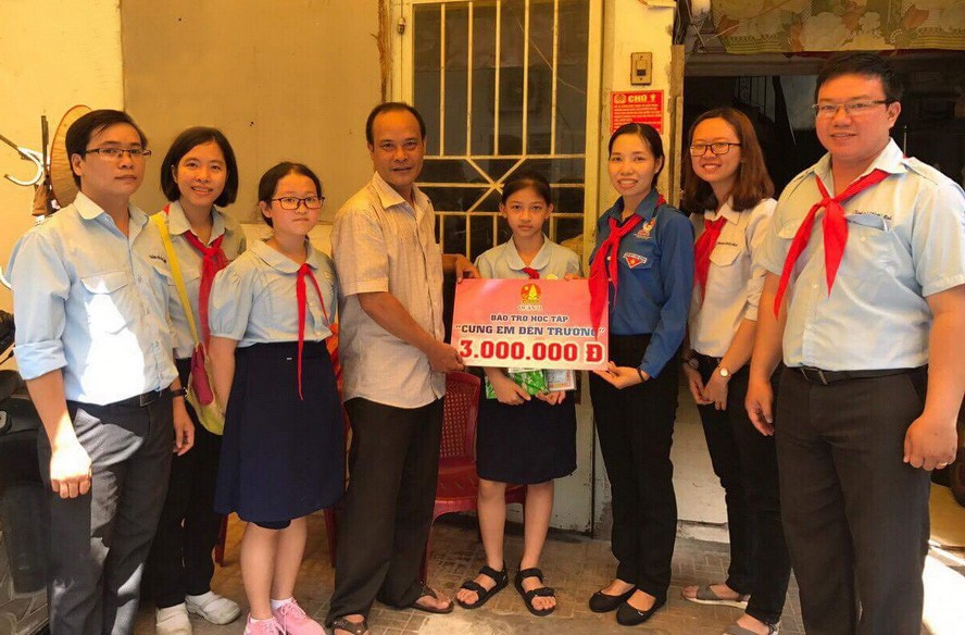 組委會頒發獎助學金給貧困優秀生。