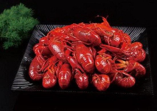 吃小龍蝦一次不要超過10隻。（示意圖源：互聯網）