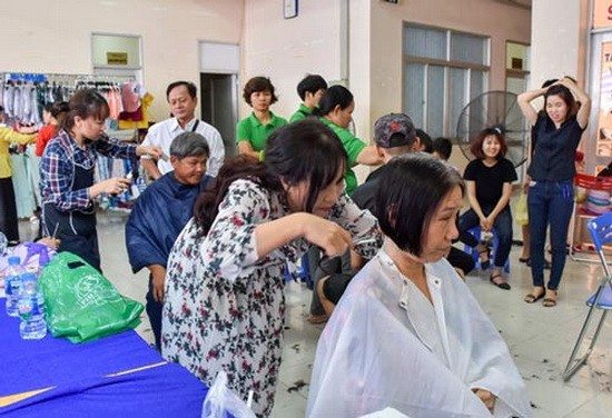 新平郡工會為勞工免費理髮。