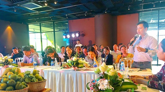 本市企業與同塔企業討論貨源聯結問題。