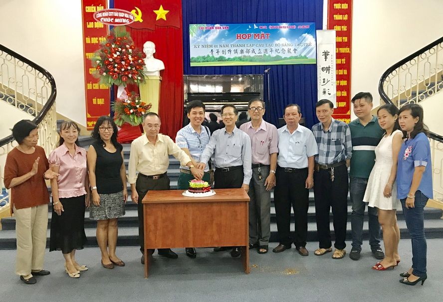 范興編委（左四）與俱樂部執委一起切蛋糕祝賀。