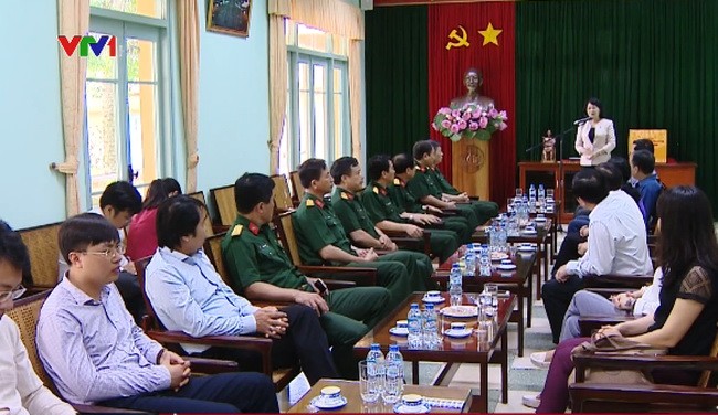 國家副主席鄧氏玉盛探望並與胡志明主席陵衛戌司令部在河內市巴為縣鐘石區胡志明主席遺跡區舉行會議。（圖源：VTV視頻截圖）