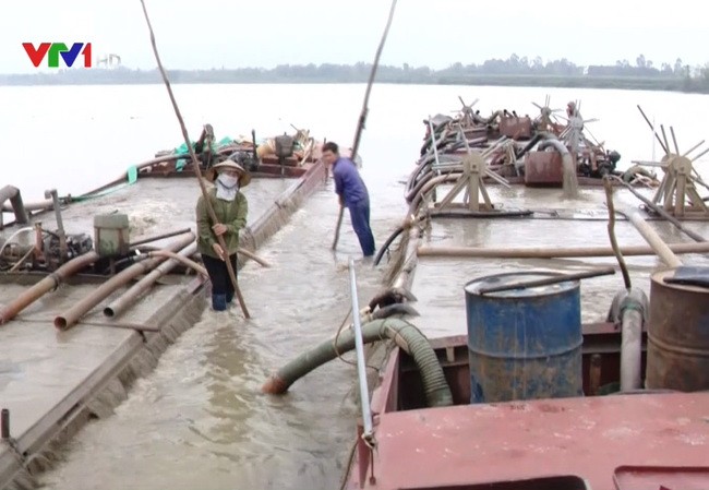 永隆禁止在 19 點開採河沙。（圖源：VTV視頻截圖）