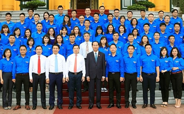 國家主席陳大光與代表團在主席府台階前合影留念。（圖源：顏創）