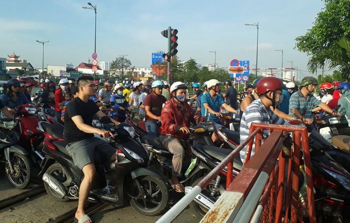 守德郡協平福區1716+936橫路的交通信號燈設置不合理致使駕駛者要在鐵軌上停車等紅燈。