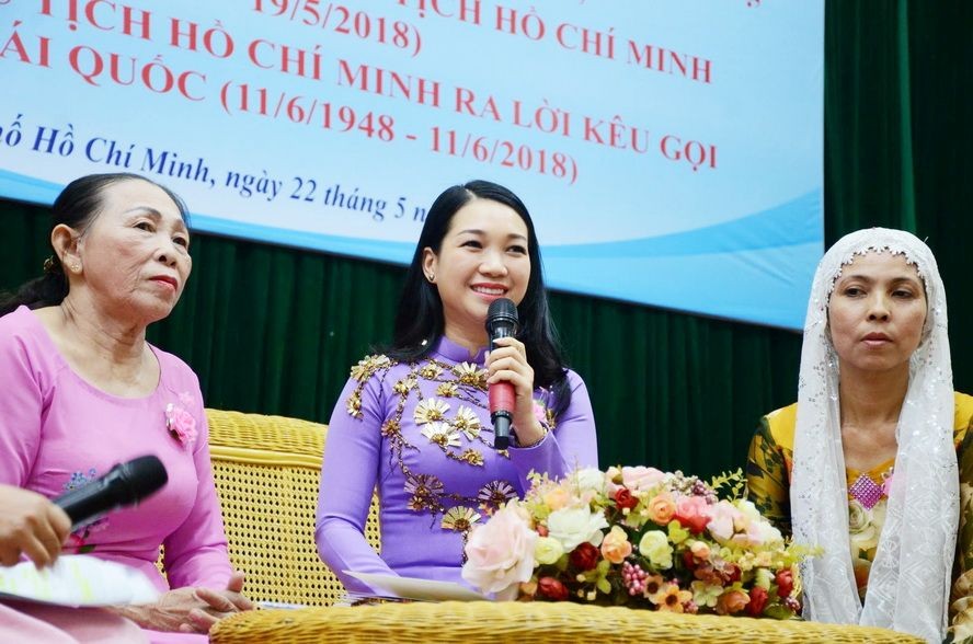 華人女企業家龐美玲(中)正同與會者交流。