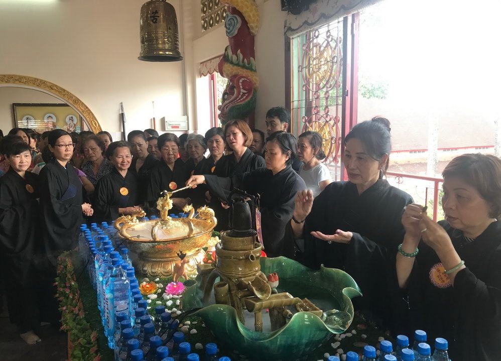 善信在慈德精舍參與浴佛及許願。