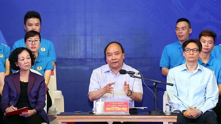 政府總理阮春福(中)在對話會上發表講話。（圖源：越通社）