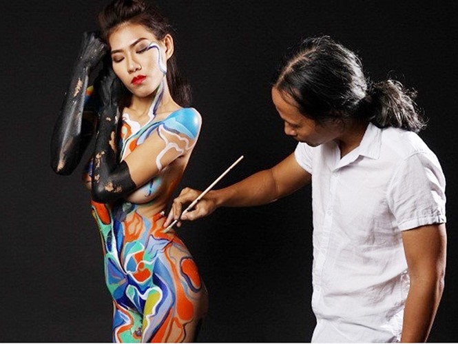 畫家正在創作人體繪畫。