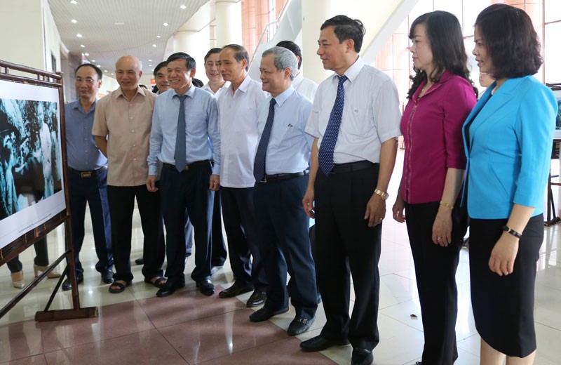 代表們在參觀“胡伯伯與愛國競賽運動”圖片展。（圖源：阮華）