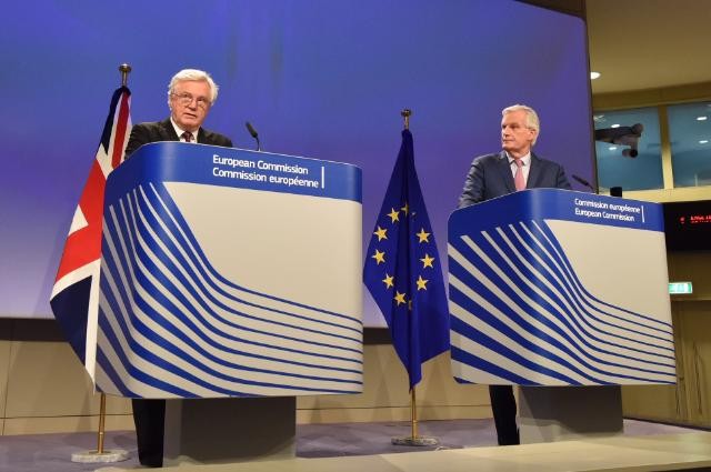 2018年3月，脫歐談判歐盟首席談判代表巴尼耶(圖右)與英國脫歐事務大臣戴維斯(圖左)共見記者。（圖源：互聯網）
